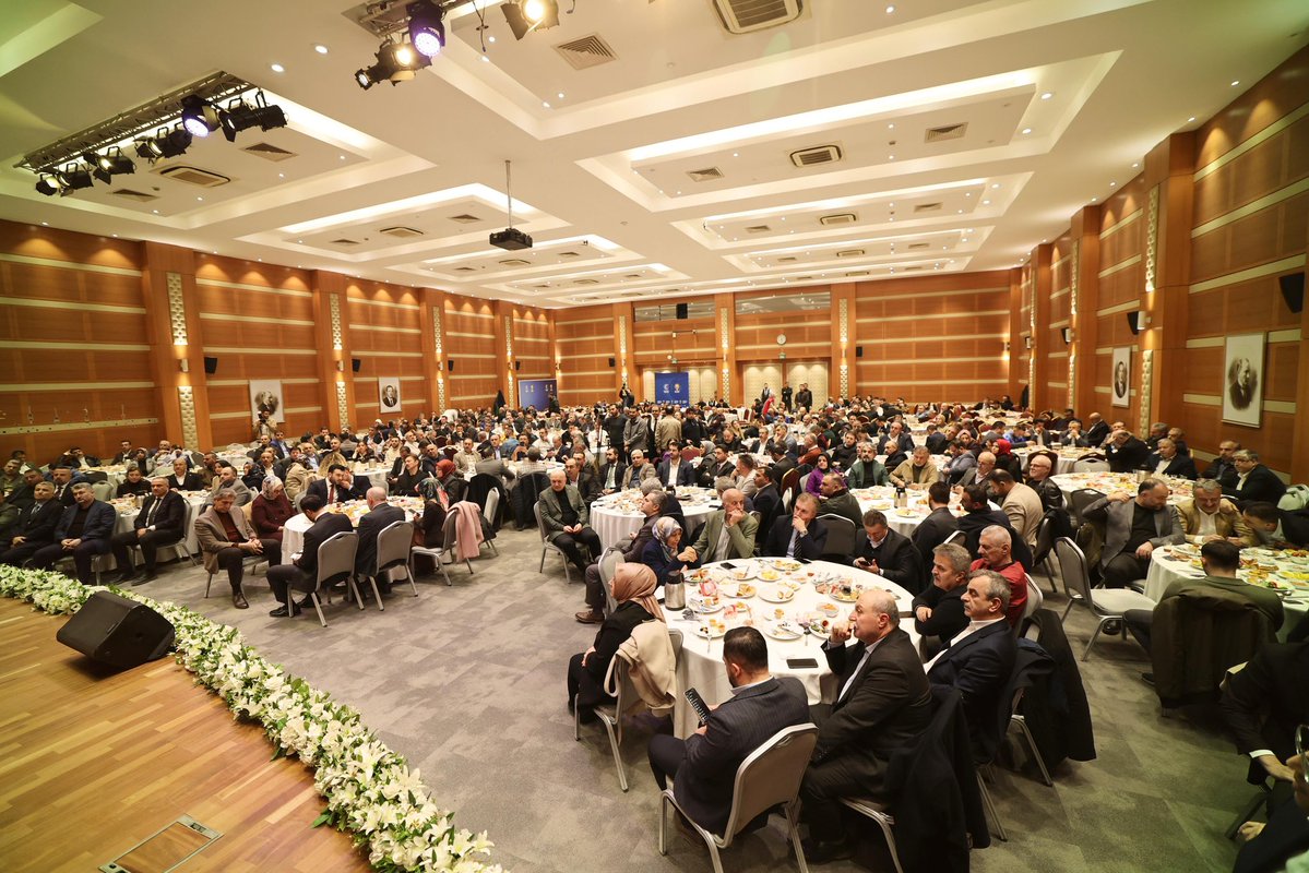 Genel Başkan Yardımcımız Sayın <a href="/mustafademir/">Mustafa Demir 🇹🇷</a> ve Meclis Üyelerimizle sahur sofrasının huzurunu paylaştık. Durmadan, yorulmadan çalışmaya ve gönüller yapmaya devam ediyoruz.
Bu güzel buluşmaya vesile olan Yerel Yönetimler Başkanlığımıza teşekkürlerimi sunuyor, hayırlı ve bereketli