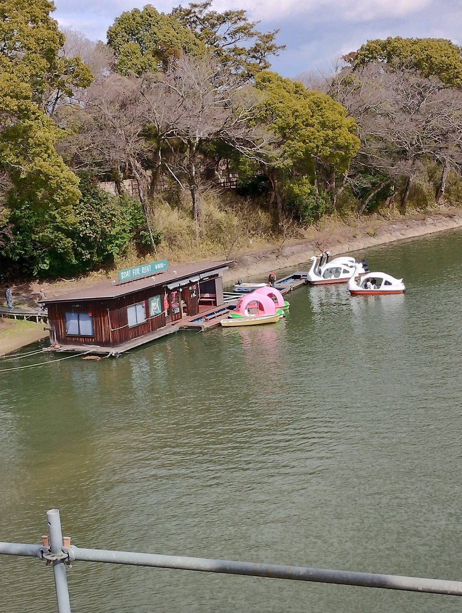 juri_KPdance's tweet photo. 岡山城と後楽園にも行ってきました。
岡山城は中はガッツリ今の建物ww
でも、殿様のお席を拝めてなんか感動しました。
後楽園はめっちゃキレイで癒されました。
知識ないから詳しくは分からないけど、とにかくあちこちで心躍りました♡
昔はお殿様の庭だったのかな? https://t.co/symjGMKXHX