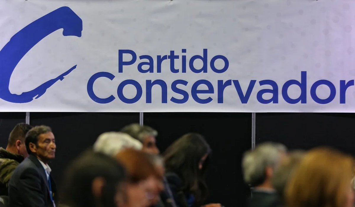 EleccionesCol26's tweet photo. El Partido Conservador tiene una meta clara: recuperar terreno, a como dé lugar.

En 2010 tenía 22 senadores. En 2022 bajó a 15. Hoy busca al menos mantener esa cifra en un tablero donde la polarización entre @PactoCol y @CeDemocratico amenaza con comprimir el espacio de la derecha tradicional.

Van con una lista abierta, donde el ciudadano vota por el candidato de su preferencia, no por el orden del partido.

#EleccionesColombia2026 #PartidoConservador #Congreso2026