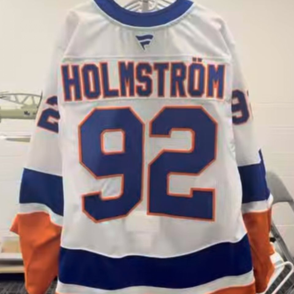 The4StripesX's tweet photo. On top of his new number, Simon Holmström has also added the ö to his name plate. Dude has had one of the craziest increases of sty in this past day ever. #Isles https://t.co/mF1jHCel1E