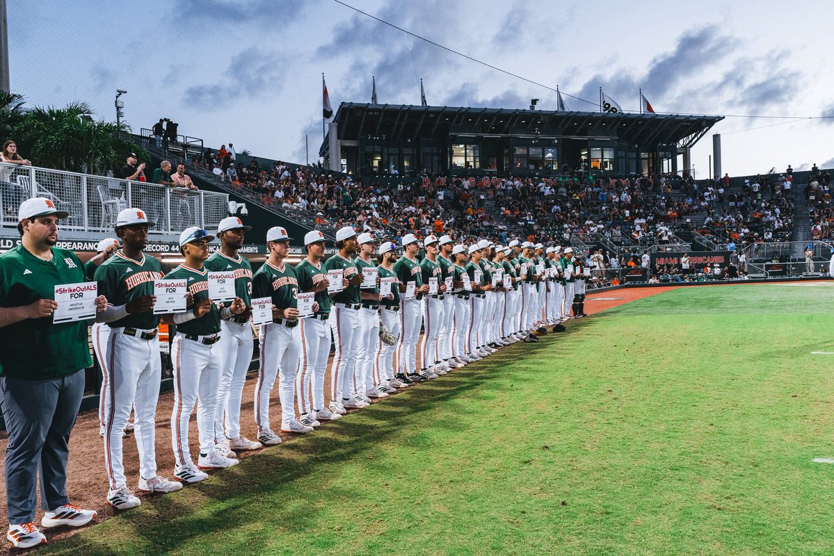 BCBirdBall's tweet image. United as one 

At the end of the second we all stood to honor those affected by ALS 

#Birdball x #kALS