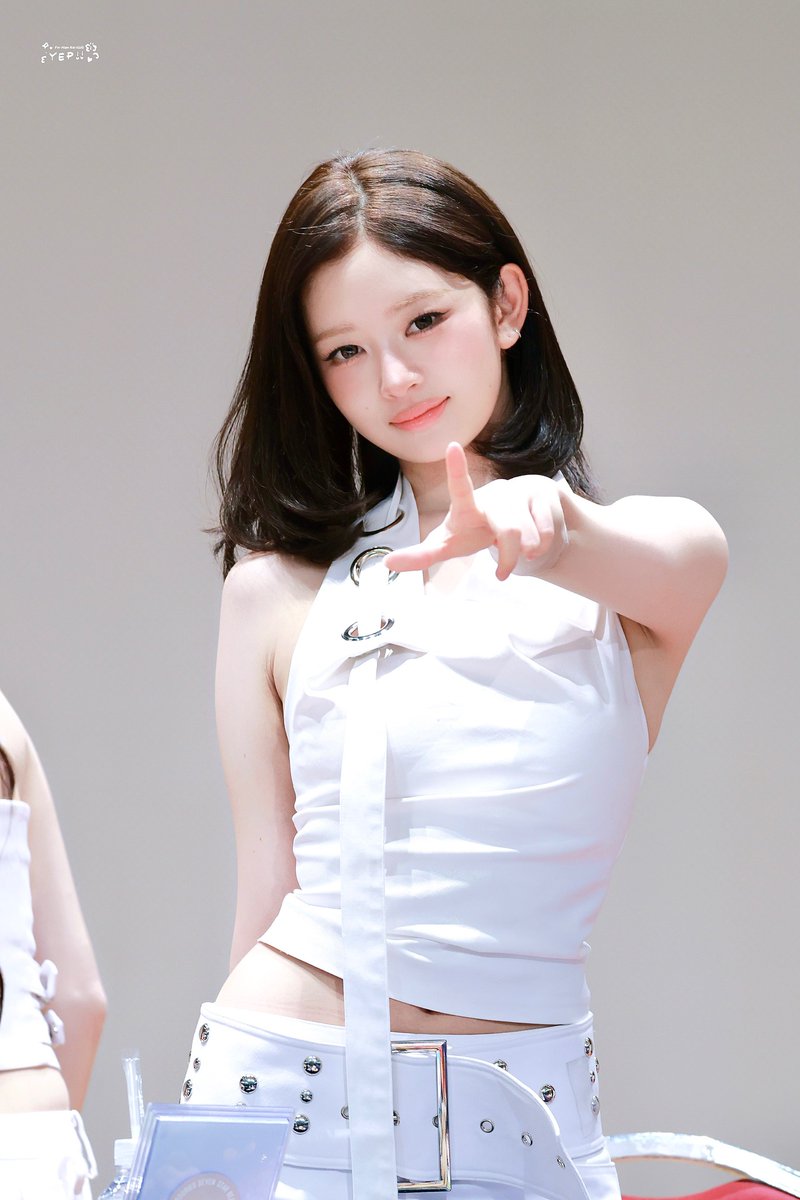 hourly rei tweet media