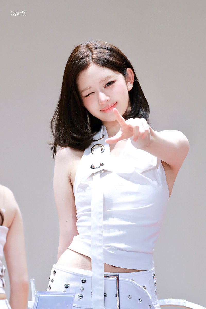 hourly rei tweet media