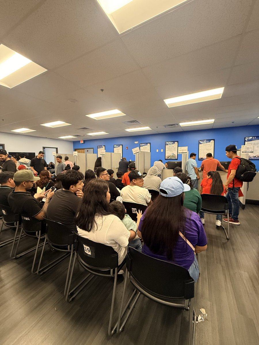 ConsGTNashville's tweet image. El Consulado General de Guatemala en Nashville llevó a cabo con éxito la jornada de sábado del mes de marzo, brindando 548 servicios consulares a la comunidad guatemalteca de documentación, Registro civil y protección. 
#GuatemalaCercaDeTi #minex