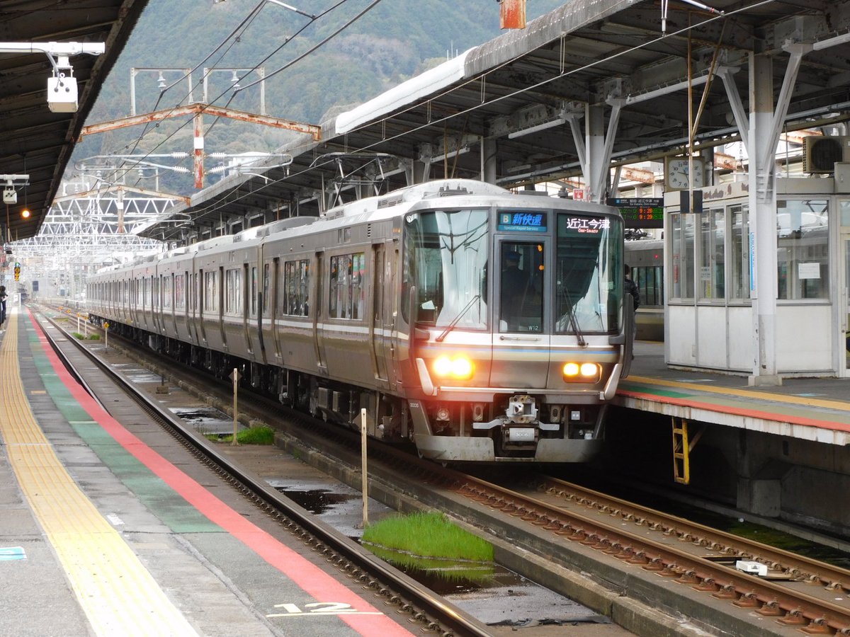 新快速近江今津行きで走ってる223系W12編成。 種別は幕、行き先表示は