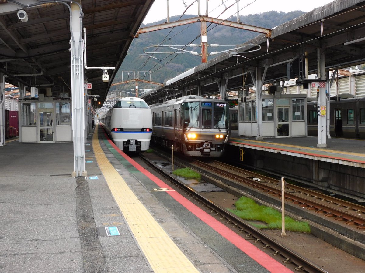 新快速近江今津行きで走ってる223系W12編成。 種別は幕、行き先表示は