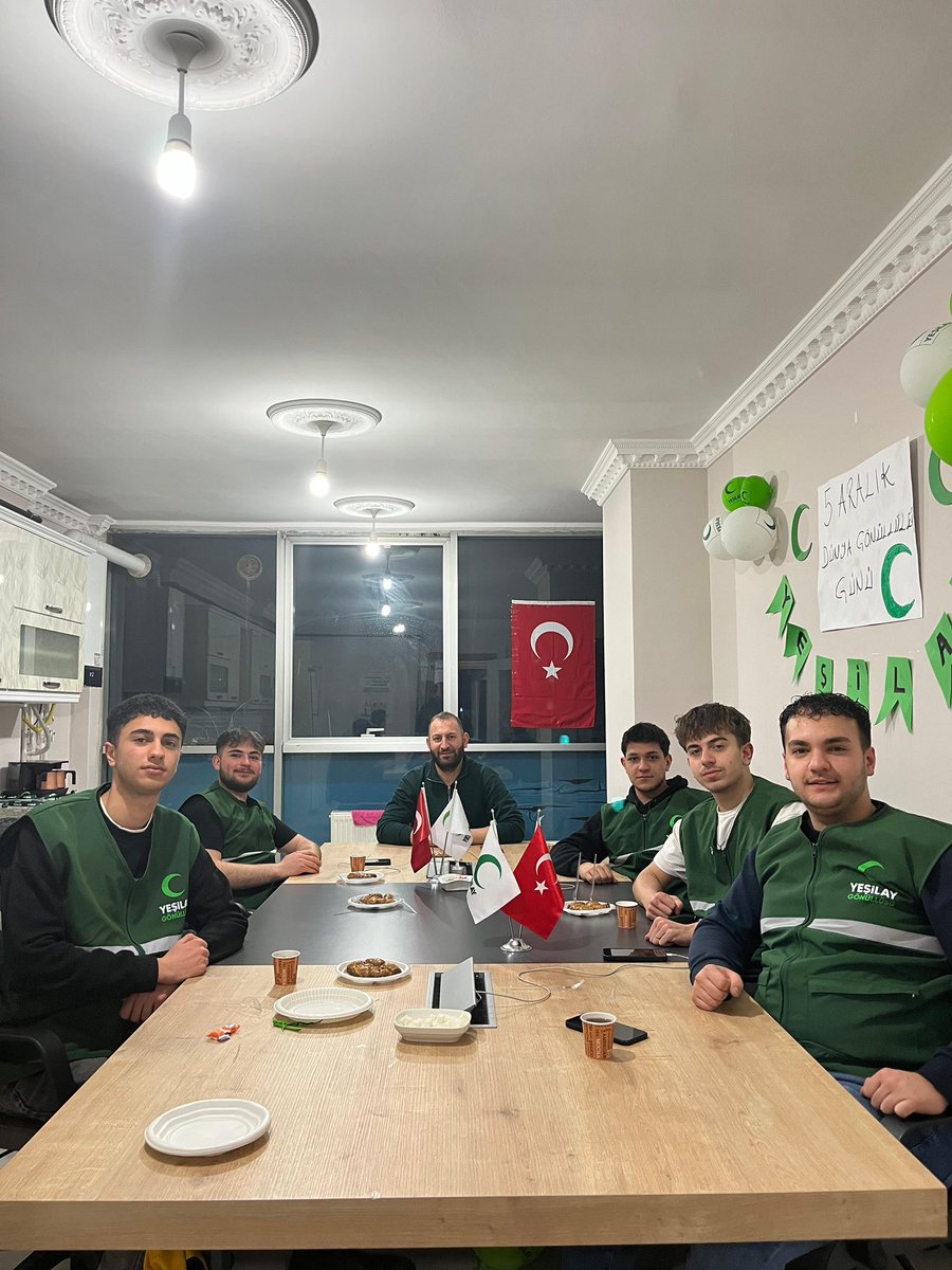 1–7 Mart Yeşilay Haftası kapsamında, Şube Başkanımız Tolgay Gökdemir öncülüğünde gençlik komisyonumuz ve gönüllü gençlerimizle birlikte şubemizde bir araya gelerek samimi bir sohbet gerçekleştirdik.