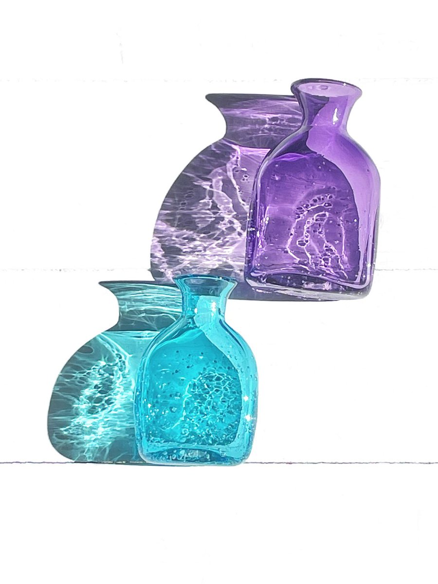 faroglass's tweet image. 更に、紫と水色でガラス瓶を吹きました。
⁡
やはりこういう色だとホッとする(笑)
⁡
#ガラス瓶
#bottle
#flowervase