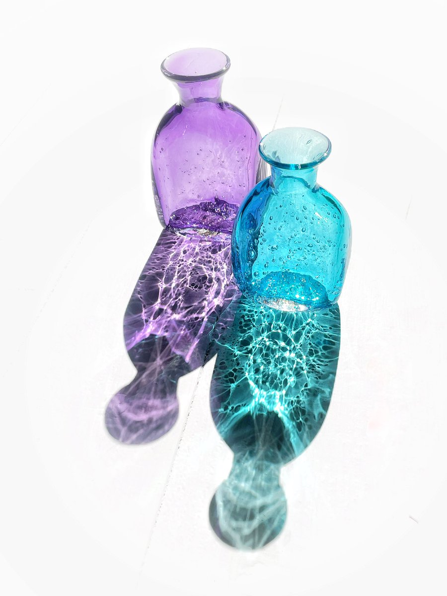 faroglass's tweet image. 更に、紫と水色でガラス瓶を吹きました。
⁡
やはりこういう色だとホッとする(笑)
⁡
#ガラス瓶
#bottle
#flowervase