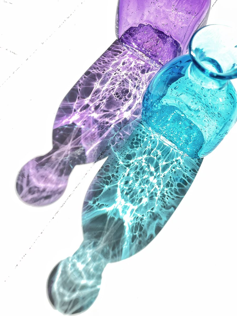 faroglass's tweet image. 更に、紫と水色でガラス瓶を吹きました。
⁡
やはりこういう色だとホッとする(笑)
⁡
#ガラス瓶
#bottle
#flowervase