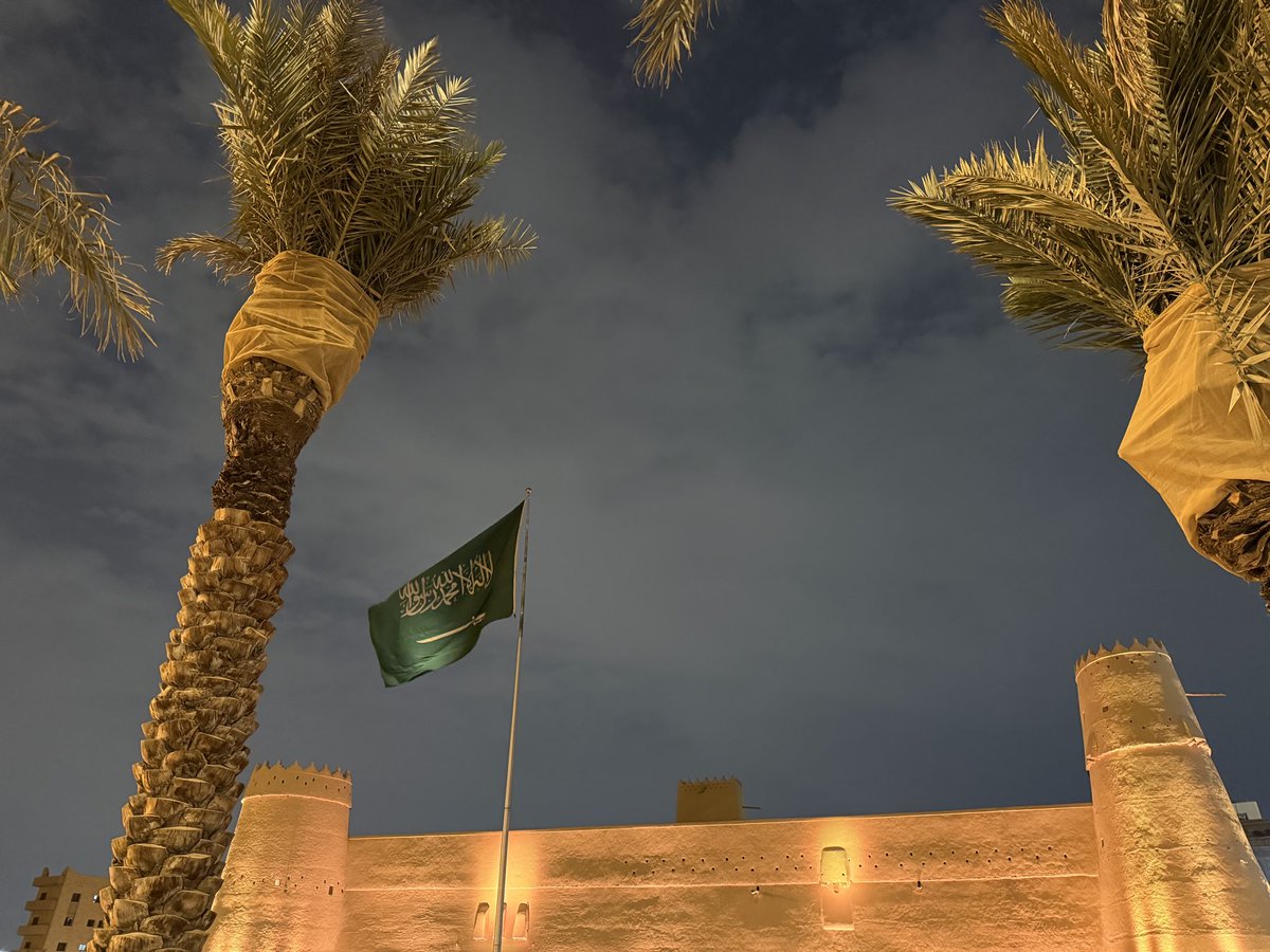 mohammedayed90's tweet photo. بين نخيلها وحصونها ..

تقف الراية الخضراء مطمئنة ..

كأنها تقول: 

هنا وطنٌ يعرف متى يصبر ومتى يحسم. 🇸🇦

#تصويري 
#السعوديه_خط_احمر 
#السعودية https://t.co/o0PxgnFvra