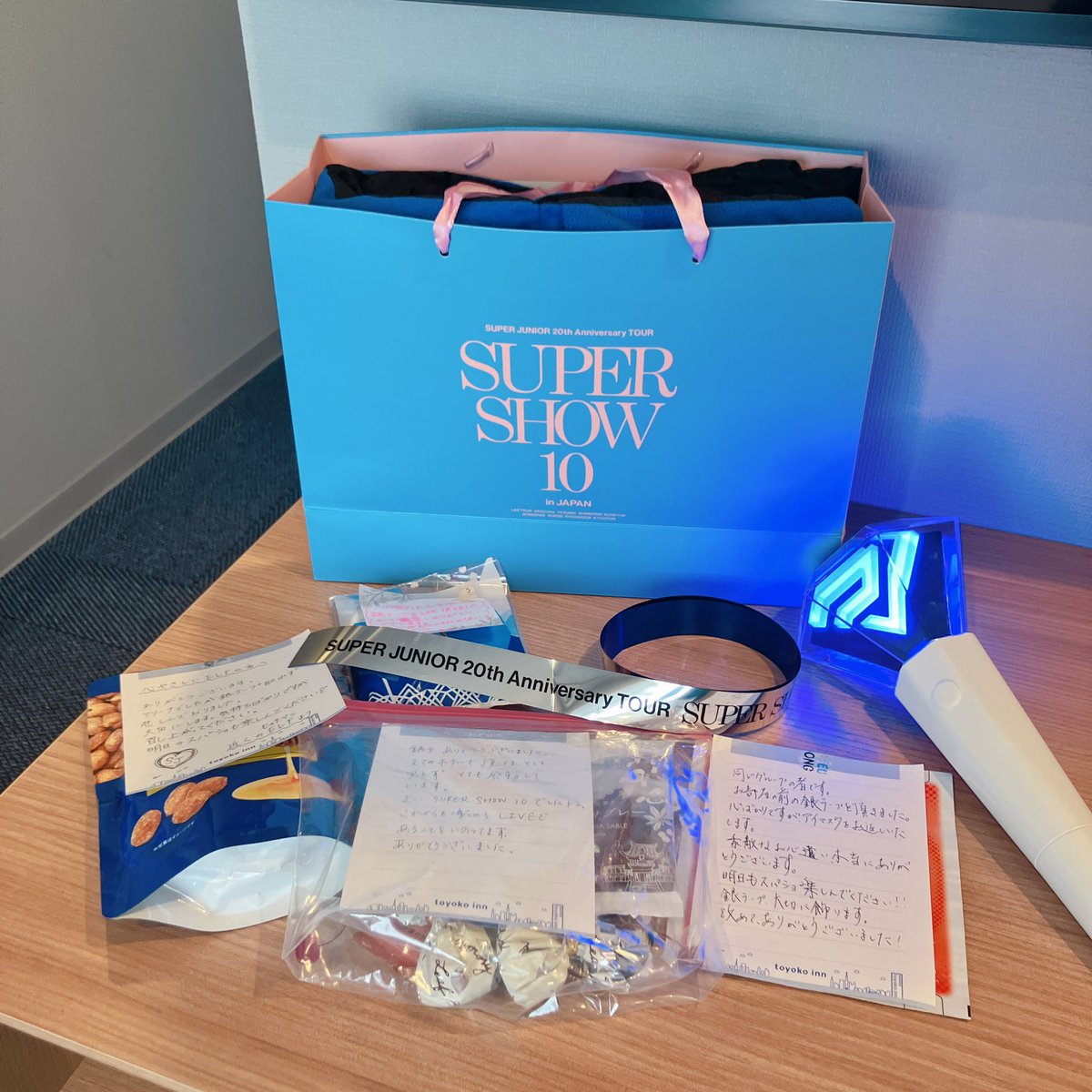 スパショで銀テ取れたけど1人で声かけて配る勇気がなくてホテルのドアノブにご自由にどうぞってかけておいたのね。
今朝、部屋を出たらドアにえるぷさんからのお手紙やプレゼントがあってとてもあたたかい気持ちになりました🙏🏻
SJはお兄さんたちもファンも最高💙
#SUPERJUNIOR
#SUPERSHOW10inJAPAN