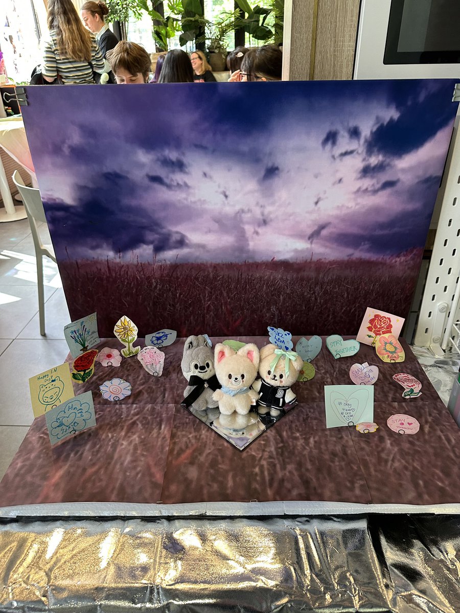 wistfulempire's tweet photo. Melbourne IN, Hyunjin &amp; SKZ anniversary cupsleeve event!

We decided this year we will celebrate skz’s discography, so event number 1 is the first 2 yrs of albums. Mini album dioramas made by @leeknardigan, levanter mini stage and flower craft made by me ^_^ https://t.co/IsdjoyEnzF