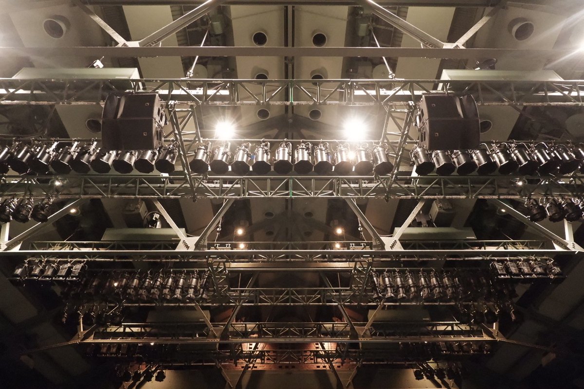 SandD LAB. 2026 Creating Dialogue、横浜赤レンガ倉庫でショーイングです。今そこにあるだけの暗がりと闇、デザイナーが制御しえない光の領域や明かりのデザインの帰属の問題なども含め、過去の仕事も参照しながら舞台照明をめぐるさまざまな制約について思考する日々でした。x.com/i/status/20302…