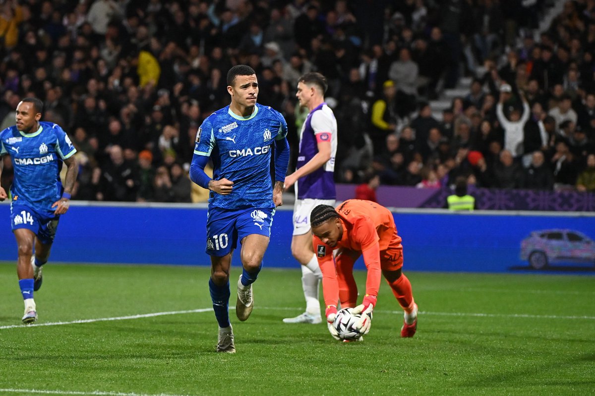 ActuFoot_'s tweet photo. 🚨 Au moment du but de Mason Greenwood 🏴󠁧󠁢󠁥󠁮󠁧󠁿 au Stadium de Toulouse, le parcage de l’OM a choisi 𝗗𝗘 𝗡𝗘 𝗣𝗔𝗦 𝗖𝗘́𝗟𝗘́𝗕𝗥𝗘𝗥 𝗘𝗧 𝗔 𝗣𝗟𝗨𝗧𝗢̂𝗧 𝗗𝗘́𝗚𝗔𝗜𝗡𝗘́ 𝗗𝗘𝗦 𝗗𝗢𝗜𝗚𝗧𝗦 𝗗’𝗛𝗢𝗡𝗡𝗘𝗨𝗥. 😅❌

La banderole "𝗩𝗢𝗨𝗦 𝗘̂𝗧𝗘𝗦 𝗗𝗘𝗦 𝗠𝗘𝗥𝗗𝗘𝗦" est restée durant toute la durée de la rencontre.

Les remplaçants, revenus sur le terrain pour enchaîner les courses, ont été conspués par le parcage après la victoire. […] 

Les Marseillais, disséminés un peu partout dans le stade, ont laissé eux éclater leur joie au moment du but. 💙🤍

🗞️ @lequipe