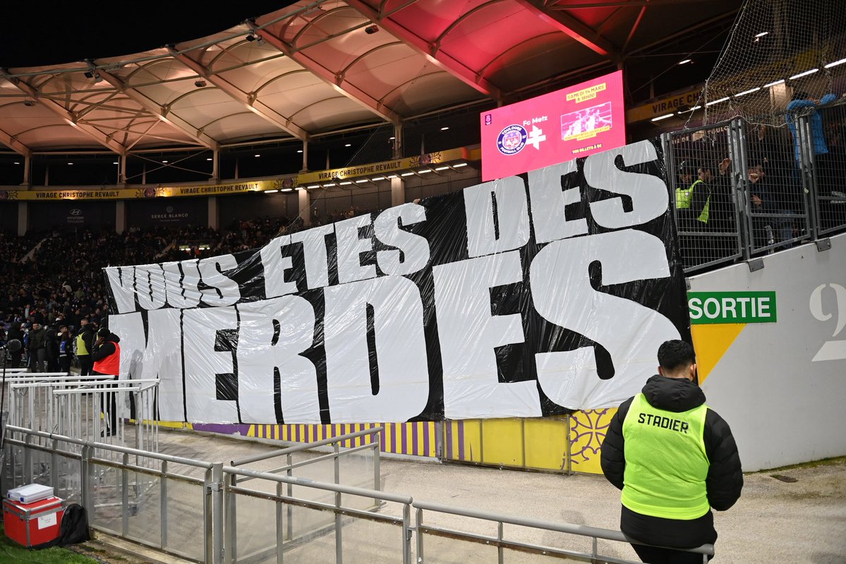 🚨 Au moment du but de Mason Greenwood 🏴󠁧󠁢󠁥󠁮󠁧󠁿 au Stadium de Toulouse, le parcage de l’OM a choisi 𝗗𝗘 𝗡𝗘 𝗣𝗔𝗦 𝗖𝗘́𝗟𝗘́𝗕𝗥𝗘𝗥 𝗘𝗧 𝗔 𝗣𝗟𝗨𝗧𝗢̂𝗧 𝗗𝗘́𝗚𝗔𝗜𝗡𝗘́ 𝗗𝗘𝗦 𝗗𝗢𝗜𝗚𝗧𝗦 𝗗’𝗛𝗢𝗡𝗡𝗘𝗨𝗥. 😅❌

La banderole "𝗩𝗢𝗨𝗦 𝗘̂𝗧𝗘𝗦 𝗗𝗘𝗦 𝗠𝗘𝗥𝗗𝗘𝗦" est restée