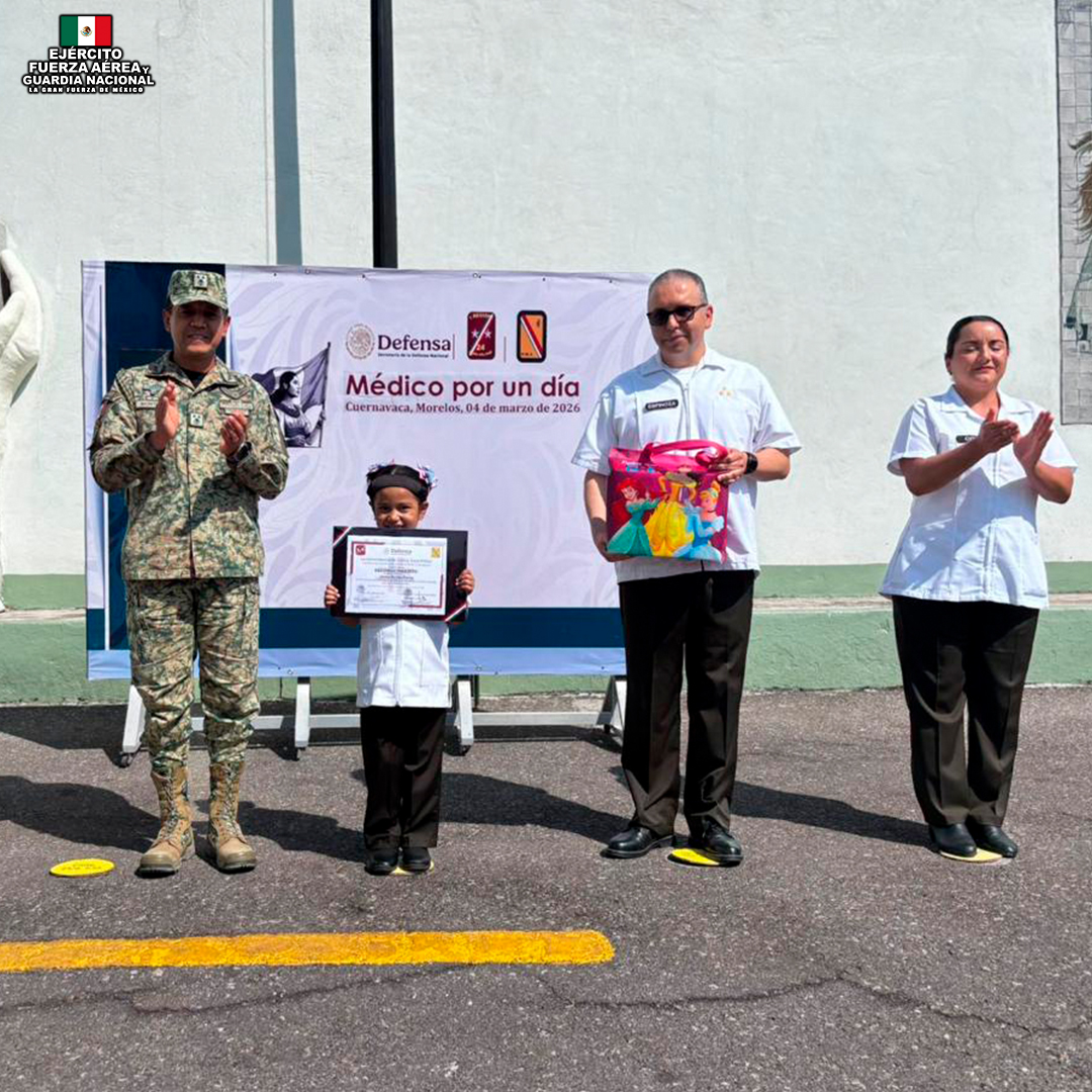 Defensamx1's tweet photo. Soldado honorario: un reconocimiento que inspira y deja huella para toda la vida.

El 4 de marzo de 2026, en las instalaciones del Hospital Militar de Zona “Cuernavaca”, se realizó la ceremonia para nombrar como “Soldado Honorario” (médico por un día) a la menor Jimena Benítez Merino, de 7 años de edad, un acto que fortalece el sentido de pertenencia y los vínculos entre la sociedad y los integrantes del Ejército, la Fuerza Aérea y la Guardia Nacional.

Estas actividades acercan a niñas y niños con sus Fuerzas Armadas e impulsan valores como el respeto, la disciplina y el amor a la patria.

#EjércitoMexicano #FuerzaAéreaMx #GuardiaNacional #GuardianesDeLaSoberanía