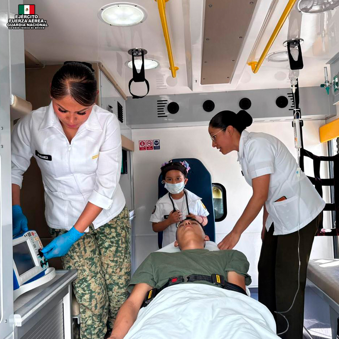 Defensamx1's tweet photo. Soldado honorario: un reconocimiento que inspira y deja huella para toda la vida.

El 4 de marzo de 2026, en las instalaciones del Hospital Militar de Zona “Cuernavaca”, se realizó la ceremonia para nombrar como “Soldado Honorario” (médico por un día) a la menor Jimena Benítez Merino, de 7 años de edad, un acto que fortalece el sentido de pertenencia y los vínculos entre la sociedad y los integrantes del Ejército, la Fuerza Aérea y la Guardia Nacional.

Estas actividades acercan a niñas y niños con sus Fuerzas Armadas e impulsan valores como el respeto, la disciplina y el amor a la patria.

#EjércitoMexicano #FuerzaAéreaMx #GuardiaNacional #GuardianesDeLaSoberanía