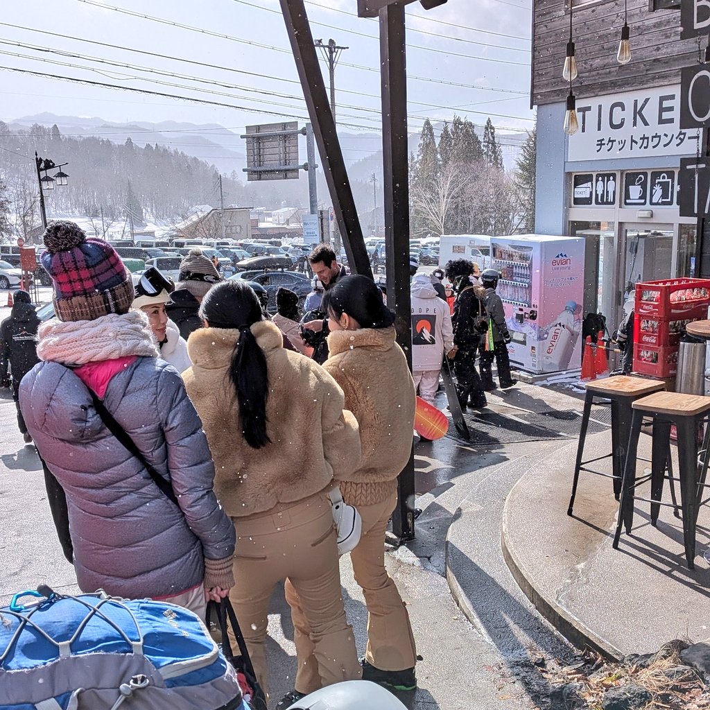 本日はつがいけマウンテンリゾート。チケット売り場渋滞。