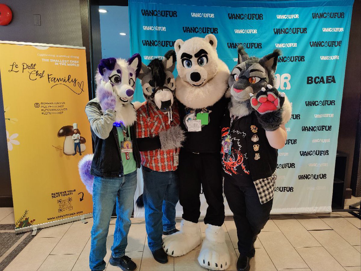 LambdaYeen's tweet photo. Been having so.much unnatural my first furry con and first VancouFur. Thanks to all the amazing peeps ive met!
@sorafennec @SimSittee @BanditFoxchilla https://t.co/5I0FDwWVqz