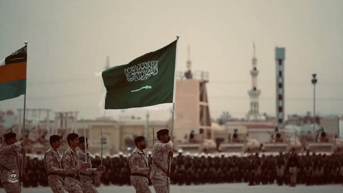 "لو تأاااااامرين الرمل عنّك نلّمه"