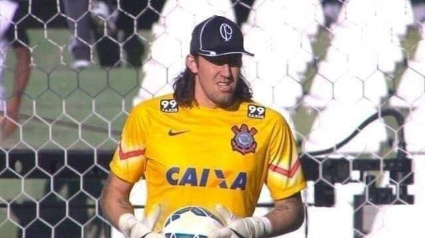 CortinasCentral's tweet photo. Me lembrou do fatídico dia em que o Cássio jogou de boné KKKKKKKKKK https://t.co/GFVLOihCdq