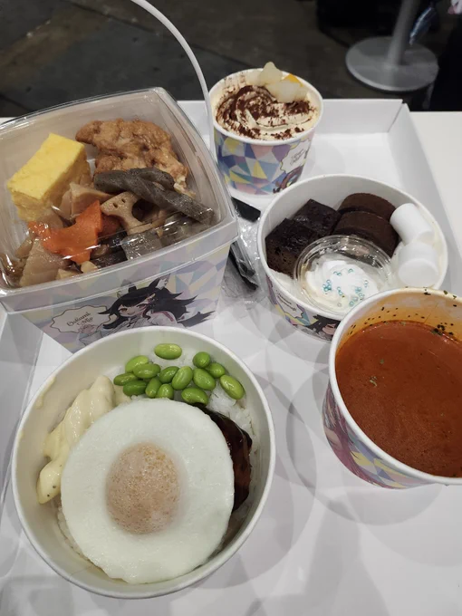 全部食うために今日はエキスポに参戦したんだぁぁぁぁ!! スタッフさん忙しいのに席まで運んでくれてありがとうございます #hololivefesEXPO26_DAY3