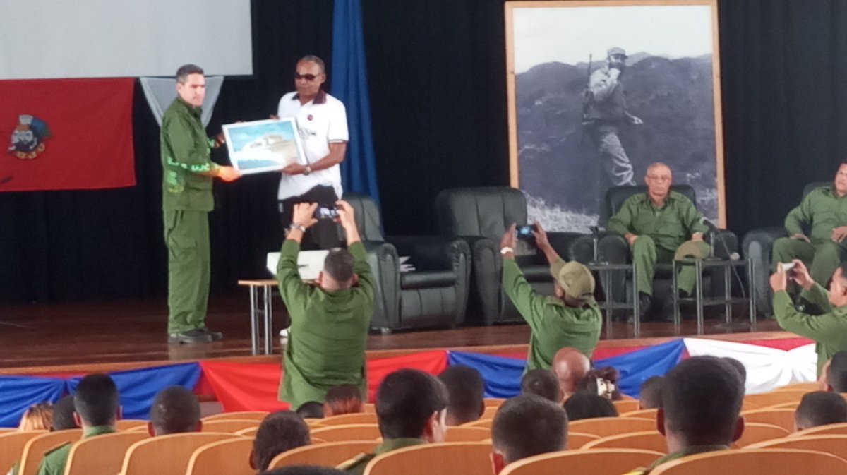 Con entusiasmo y sentido del deber, los militantes de la UJC analizaron estrategias para fortalecer la defensa de la Patria. La unidad y la conciencia revolucionaria nos guían. 💪🇨🇺 #UJC #Defensa #IslaRebelde <a href="/DiazCanelB/">Miguel Díaz-Canel Bermúdez</a>