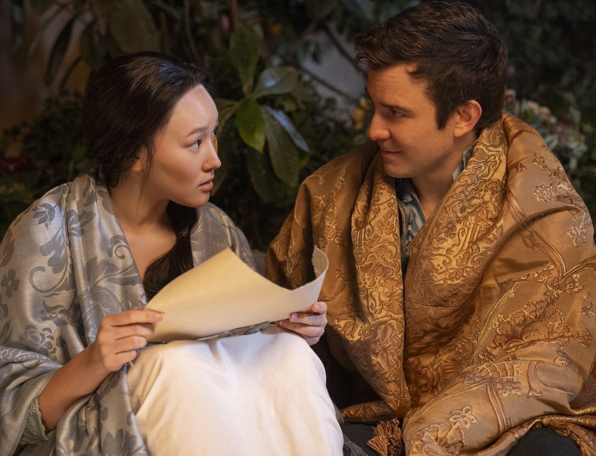 Essa cena tem tantas camadas, ele sempre foi tão cuidadoso com ela, envolvendo-a na manta, garantindo que ela esteja confortável. Além disso, ele simplesmente desenhou “our cottage” que não é só um desenho, é literalmente ele sonhando uma vida com ela