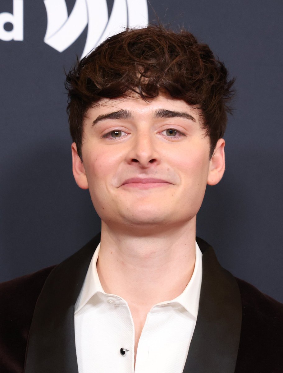 IsnotLeia7's tweet photo. Noah Schnapp looks a fucking mess at the 37th GLAAD Media Awards. https://t.co/ykIbJL1Fk6