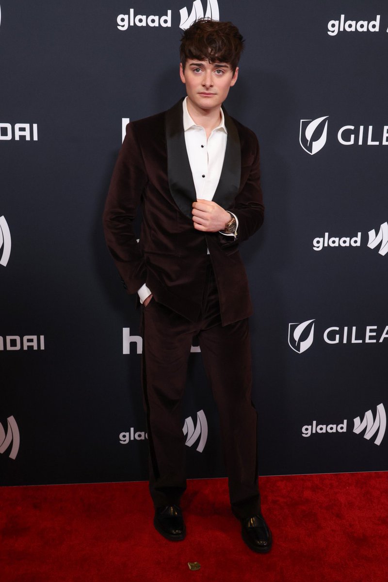 IsnotLeia7's tweet photo. Noah Schnapp looks a fucking mess at the 37th GLAAD Media Awards. https://t.co/ykIbJL1Fk6