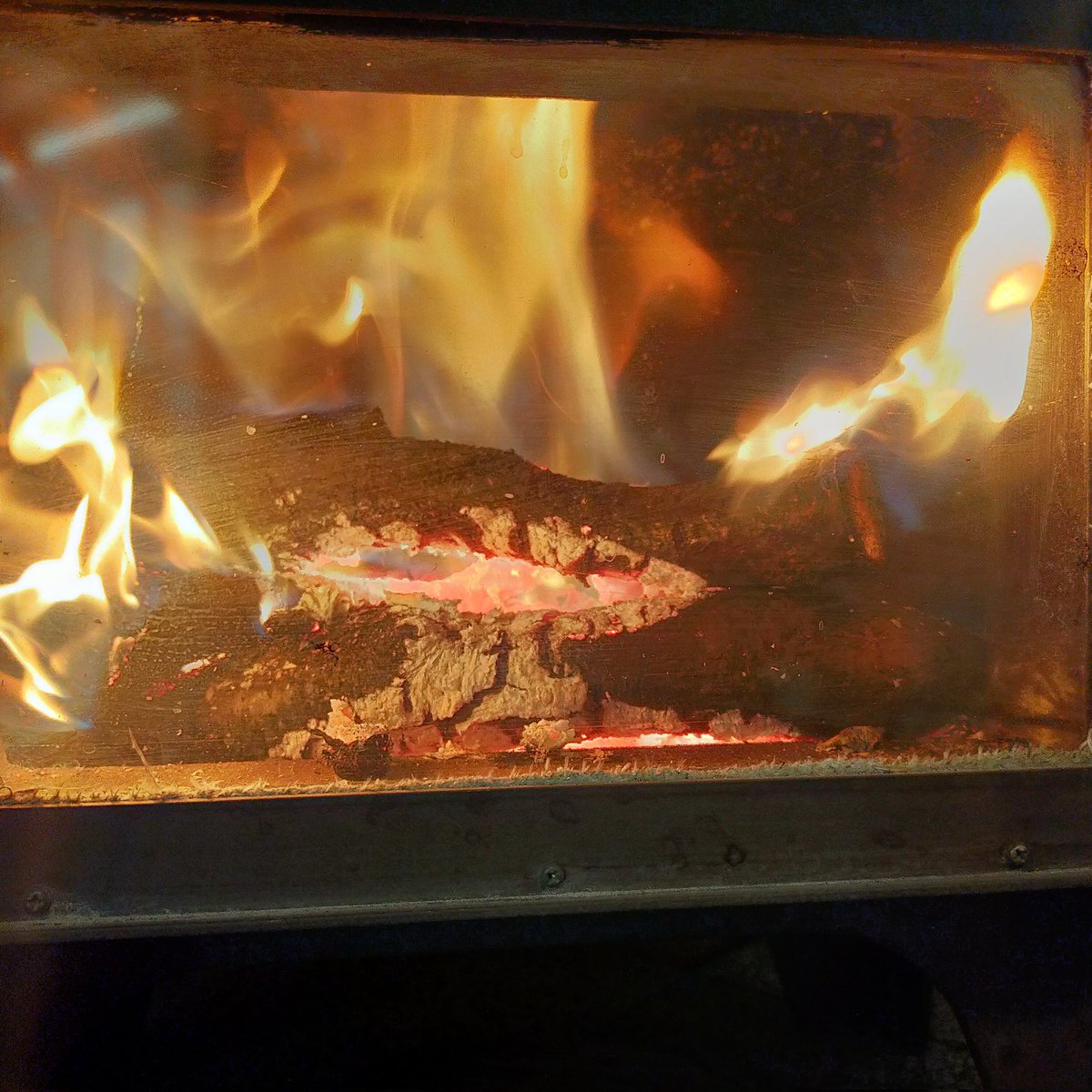 澄み切った青空広がる朝。
薪ストーブで部屋を暖めます🤗

#古民家カフェ