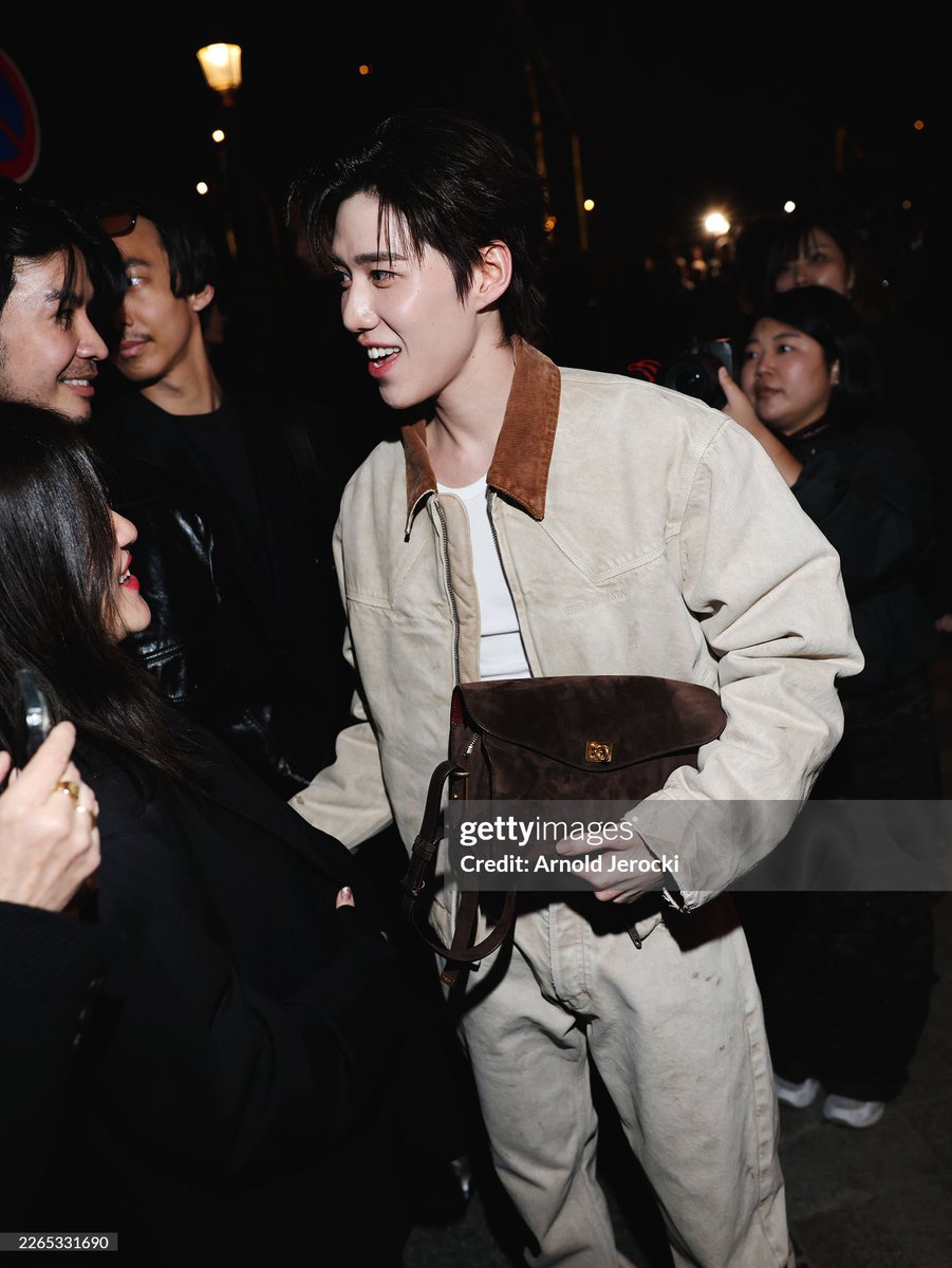 ไม่ตุยกล้อง getty งานผิว หน้า คอ สีเดียวกัน เสื้อผ้าเหมาะสม องค์รวมเริ่ด หล่อ สมฐานะ 

PP KRIT X BALENCIAGA WINTER 26
#BalenciagaWinter26xPPKrit
#Balenciaga #PFW
#PPKritt <a href="/ppkritt/">ppkrit</a>
