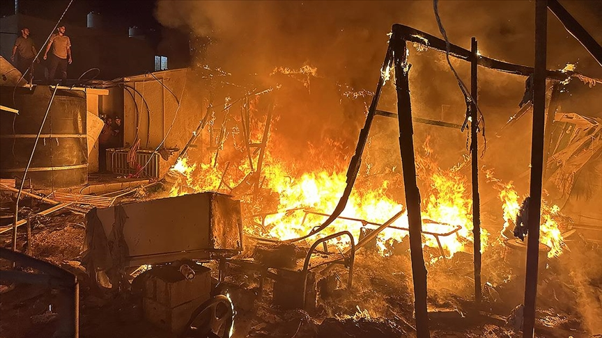 furkancan's tweet photo. +++
İran’ın 4 gün içinde üstünlük sağlayarak bölgedeki ABD üslerini yok etmesine dünyanın hazır olmadığının altını çizdi.

“Tarihe tanıklık ediyoruz. İran, herkesi şaşırtacak şekilde, Amerikan üslerini o kadar kapsamlı, o kadar büyük ölçekli ve o kadar kararlı bir şekilde yok ediyor ki, dünya buna hazır değil. İran, 4 gün içinde bölgedeki askeri üstünlük alanını genişletmeyi başardı. İran, dünyanın en değerli ve pahalı askeri üslerini, mülklerini ve teçhizatlarını imha etti. Bahreyn, Kuveyt, Katar ve Suudi Arabistan'daki Amerikan üsleri, tüm dünyadaki en büyük askeri tesisler arasında yer alıyor. Bu tesislerin inşası, onlarca yıl boyunca trilyonlarca dolara mal oldu. 30 yılı aşkın süredir yapılan askeri harcamaların büyük bir kısmının boşa gittiğinden bahsediyoruz. Yüz milyonlarca dolar değerindeki radarların bir anda imha edildiğini görüyoruz. Tüm askeri üslerin terk edildiğini, yakıldığını, yağmalandı��ını ve yok edildiğini görüyoruz. Ve size söylüyorum, bildiğim kadarıyla ABD, Pearl Harbor hariç, tüm tarihinde böyle bir yıkım yaşamadı; ama o sadece bir saldırıydı. Geleneksel bir savaşta hiçbir düşman, İran'ın şu anda Amerikan askeri güçlerine yaptığı gibi bir şey yapmadı. İnanması güç.”