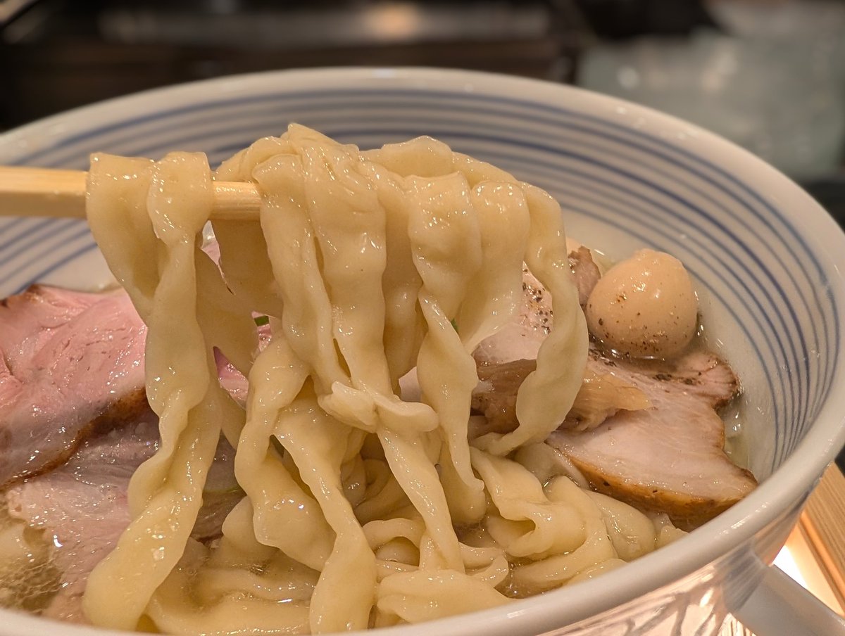 中華そば炎

・【限定】特製背脂生姜(塩)
・チャーシュー丼

【至福。生姜のキレ×背脂のコク。
​極太麺の存在感に完敗】
​レンゲを口に運ぶと、まず広がるのはキリッとした塩ダレと生姜の香り。醤油よりも生姜の存在感が際立ち、スッと鼻に抜ける爽やかな風味が心地いい😍