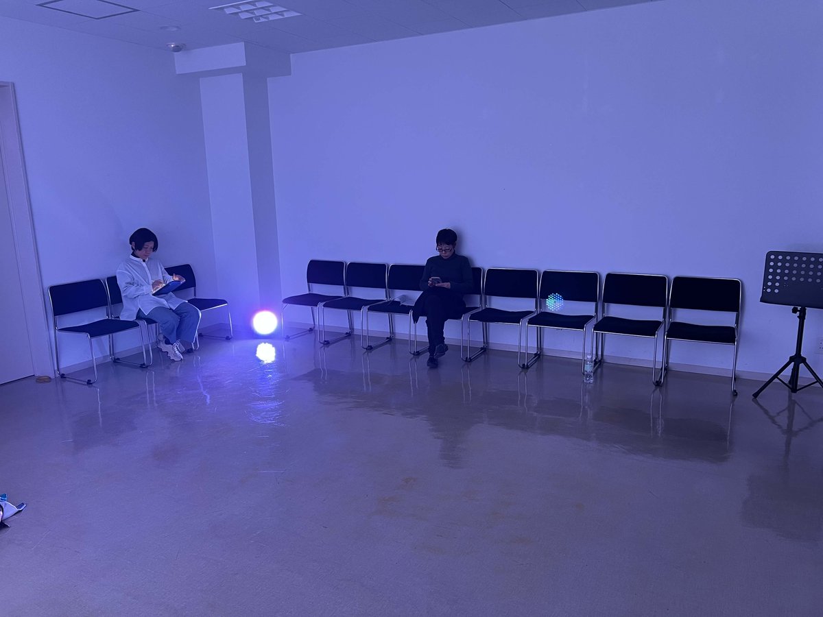 392mikumiku's tweet photo. 大阪府立江之子島文化芸術創造センター(enoco)ルーム９での稽古。新作のスカーフ、二人芝居ですが、秋津さんと髙安さんがもっともっと自由にやれるといいなぁと思いながらやっているとどんどん面白くなってきて稽古するたびに台詞の発見がある。
大阪に観光しにきてください→https://t.co/8oU7H0VbC7 https://t.co/8PNR00L5Sb