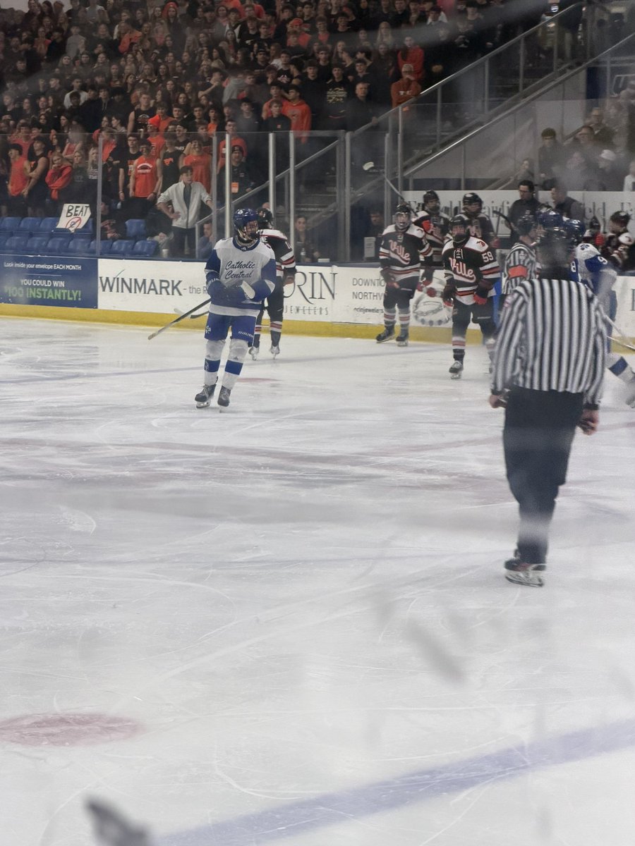 DETROITCCAD's tweet photo. MASEK ONE FROM JUST INSIDE THE BLUE LINE!!  @dcchockey leads Northville 2-0 early in the second period. 
#CCpride #BasilianBuilt https://t.co/rrwbCs017v