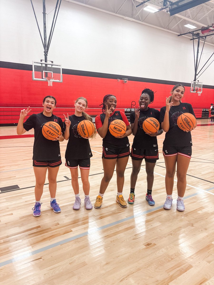 LadyRedHawksBBall tweet media