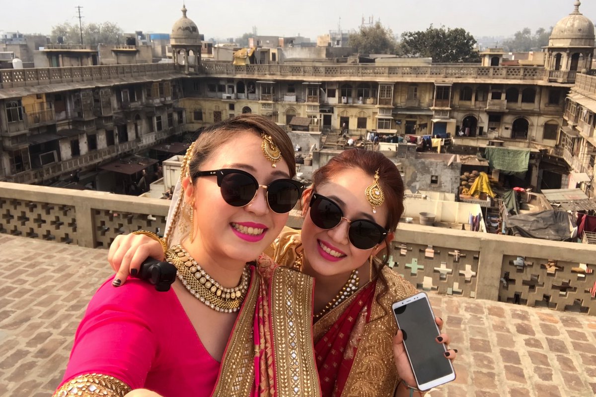mimi_sisters's tweet photo. 2019년, 인도 촬영 중

서로 다른 언어를 쓰고
다른 옷을 입고 살아가지만

웃는 얼굴은
어디서나 비슷하다.

오늘,
세상의 모든 여성들에게.

Happy International Women’s Day! https://t.co/80RObJHBzb