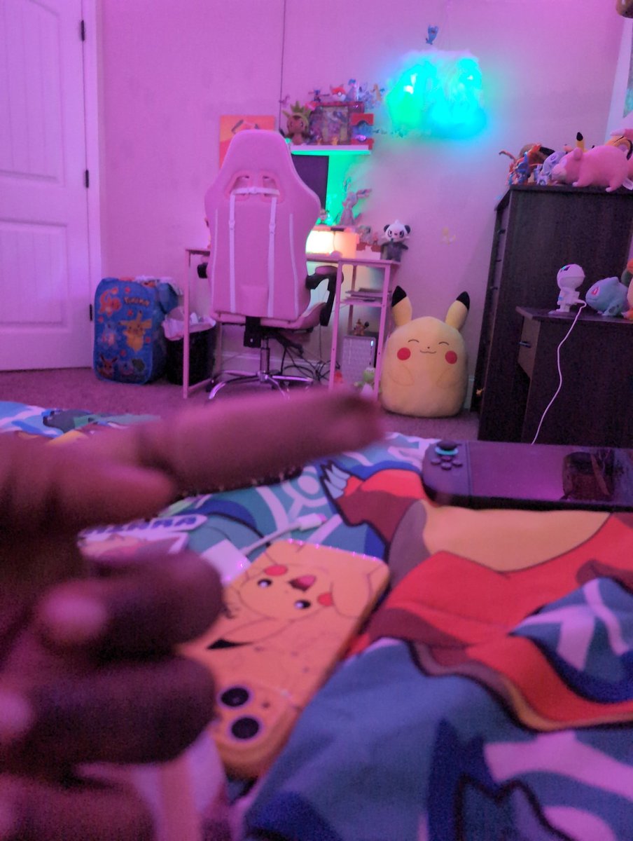 SobbleGirl's tweet photo. I cut my finger 😔 https://t.co/OHfROdl6lb