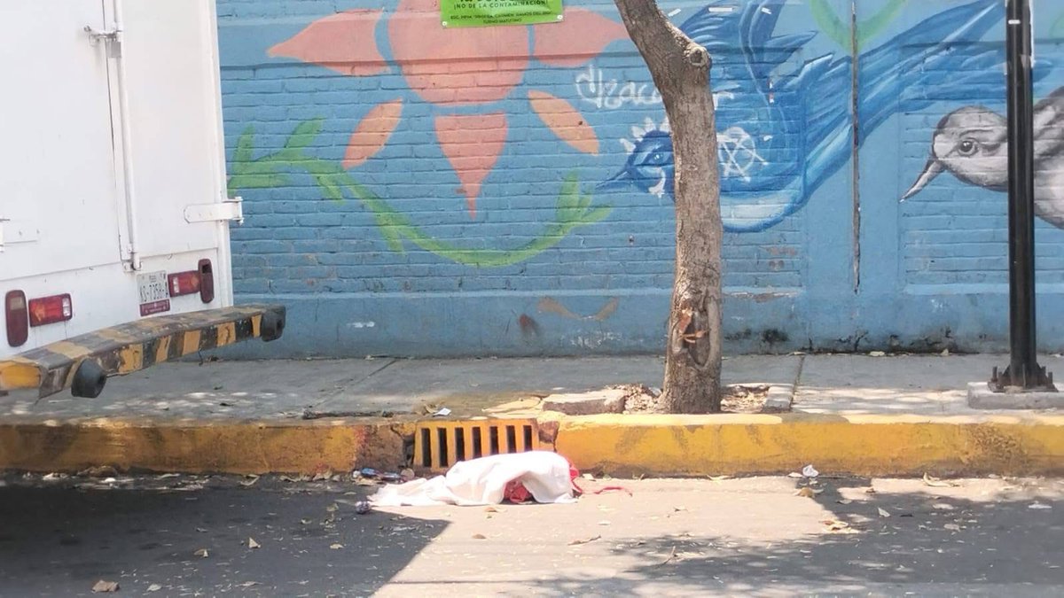 antonioaranda_'s tweet photo. Encontraron este bebé con horas de nacido aventado en la calle junto a una coladera en Cerrada Segunda Avenida Revolución, Col. Tepalcates, alcaldía Iztapalapa. Ya que mañana es #8M felices y seguros abortos a todas. https://t.co/dnYPh9GKu1