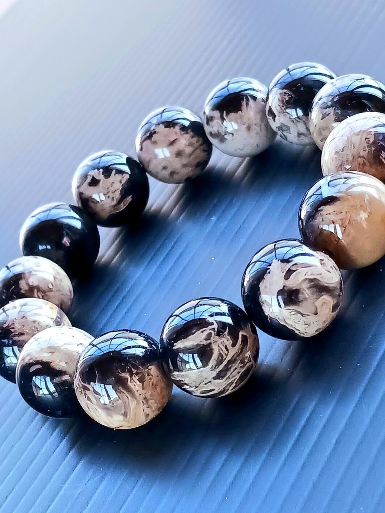 gorosuke1129's tweet photo. 【相棒】
今日の相棒は『パームルート』
※パームルートアゲートとも言う。
同じ玉サイズのブレスレットを2本持っていたので ブレスを分解して 自分好みの玉を選び出し 組み直した😁
#パームルート #パームルートアゲート
#大玉ブレスレット #palmroot
#今日の相棒 #palmrootagate https://t.co/uIQsgwtX14