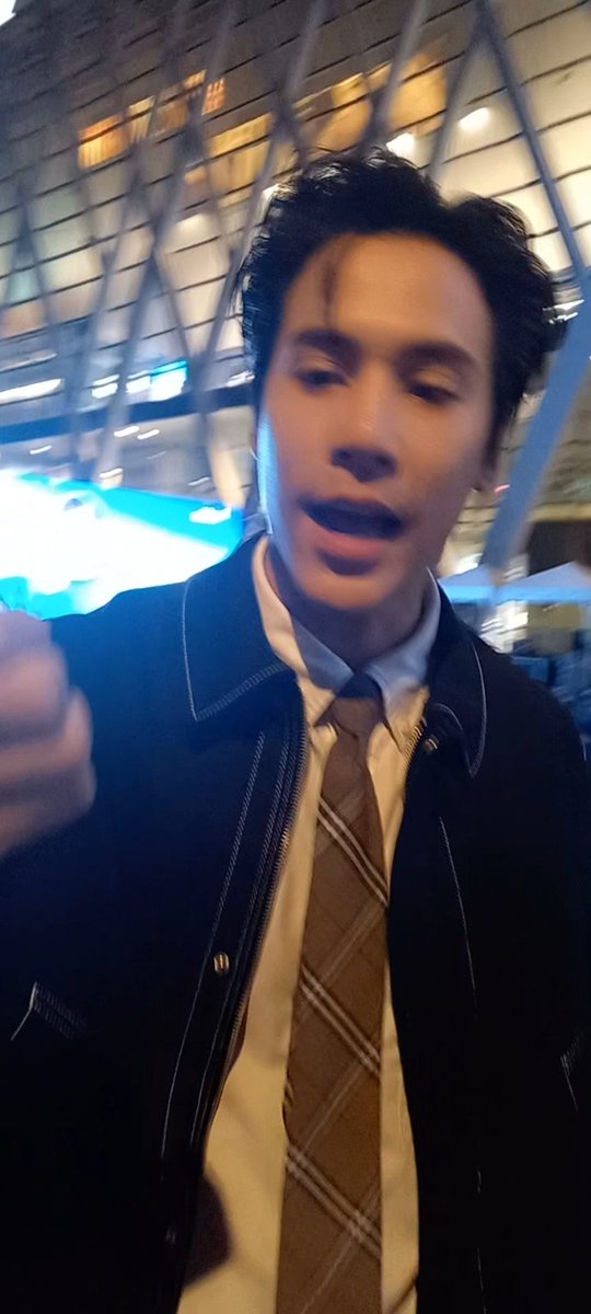 เพิ่งมาดูคลิป ทำไมพี่ดาราง้างมือมาเหมือนจะเขกหัวนี่ 555555