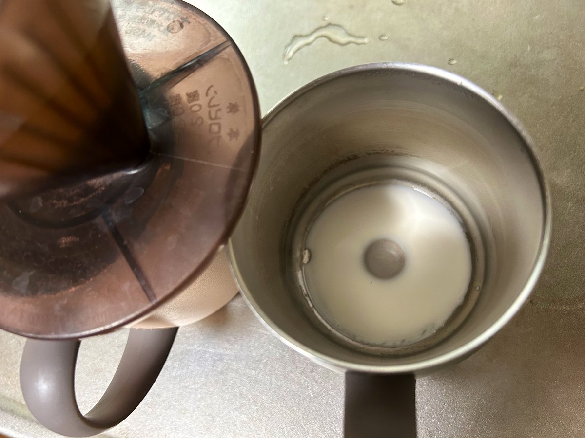 出かける際、家を出る時に「かえりたい」と言うせっかちな天然ダンナ。
いつもコーヒーを淹れてくれるのだが、やかんの湯がわく合間にトイレへ行った彼のコップを見て、せっかちだなぁ…笑と思った日曜の朝。
（白いのはクリープです）