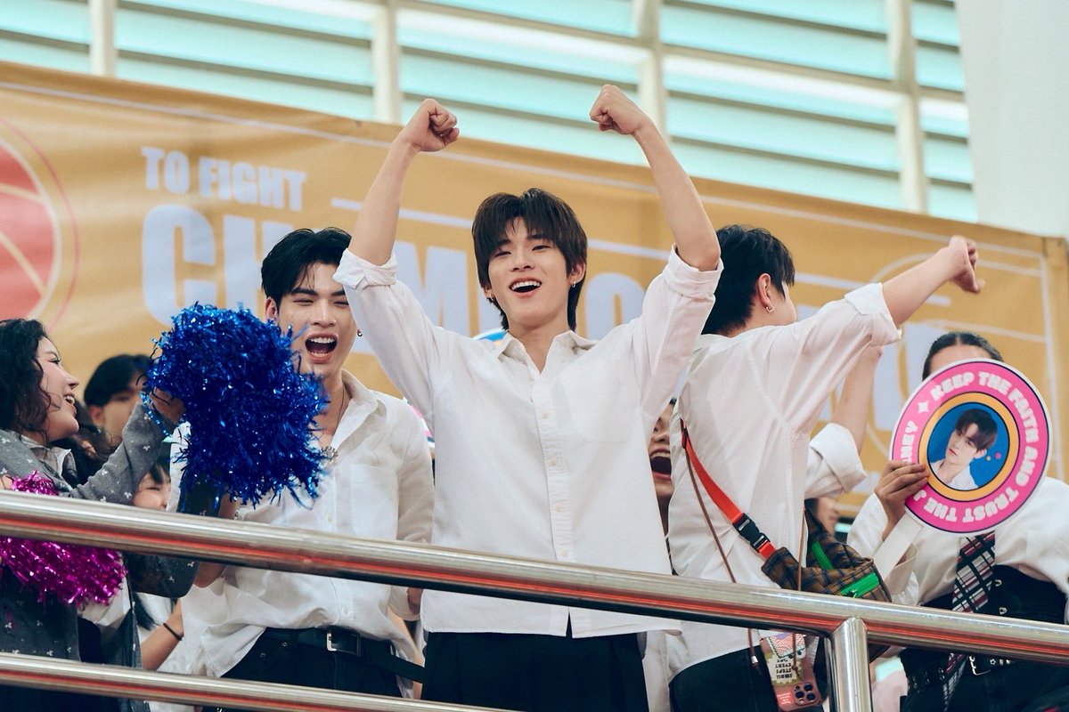 1 M ครั้งแรกของด้วงมาแล้ว ขอบคุณทุกคนนะค้าบ หางกระดิกไม่ไหว ไปกันต่ออออออ  

DUANG WITH YOU EP6 
#ด้วงกับเธอEP6