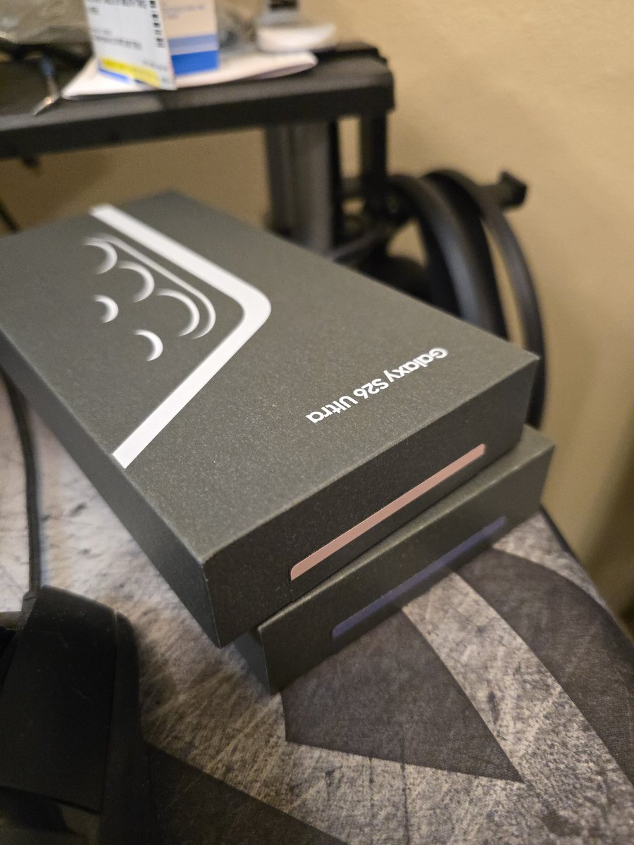 Rskyline's tweet photo. @The_Jake_Wade @daniel_scuteri Thank you for letting me know! I'm about to open mine, coming from a S24U https://t.co/W6q3j3ls8i