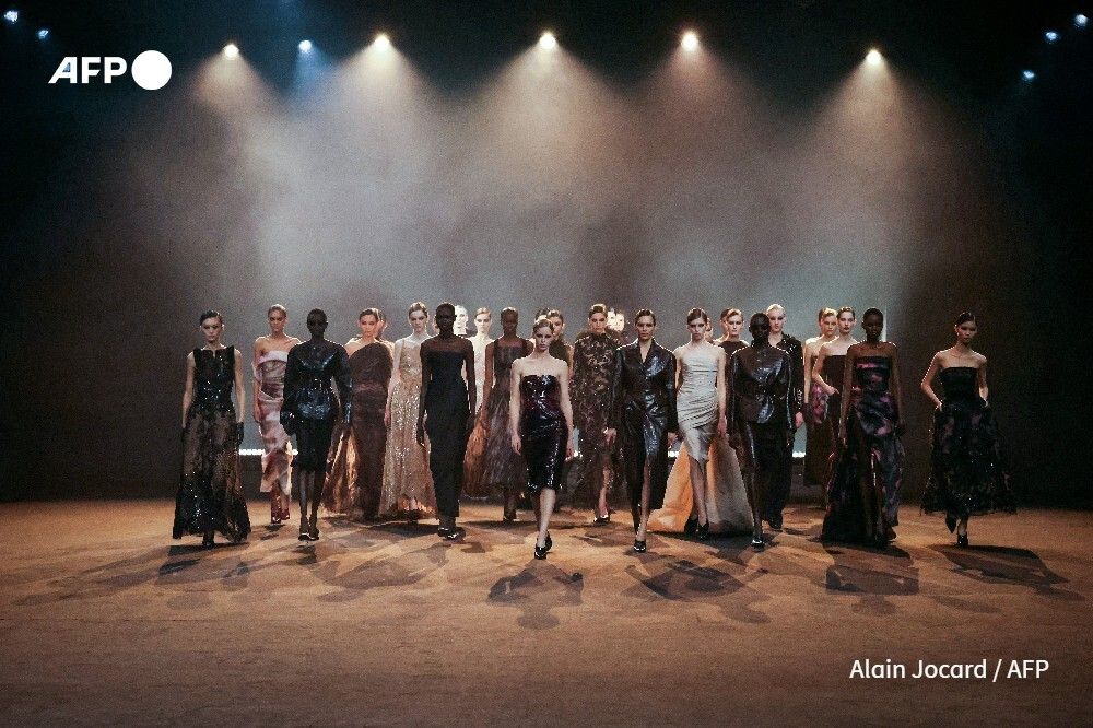 AFP's tweet image. Models present creations by Elie Saab for the Women's Ready to Wear Fall/Winter 2026-2027 collection as part of Paris Fashion Week 📷 @alainjocard 
#PFW #PARISFASHIONWEEK #FASHIONWEEK