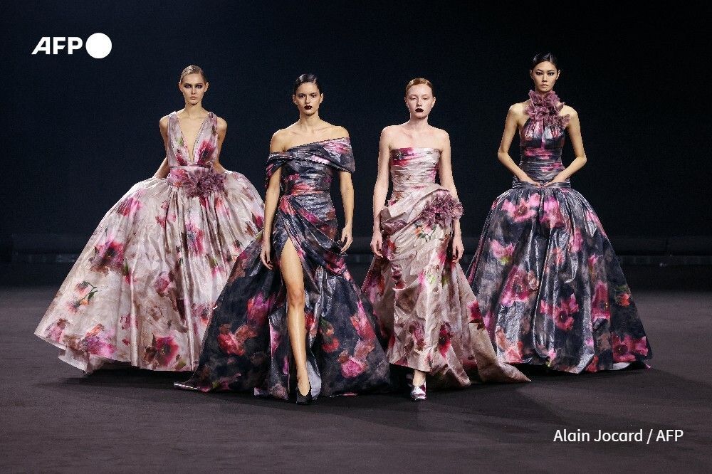 AFP's tweet image. Models present creations by Elie Saab for the Women's Ready to Wear Fall/Winter 2026-2027 collection as part of Paris Fashion Week 📷 @alainjocard 
#PFW #PARISFASHIONWEEK #FASHIONWEEK