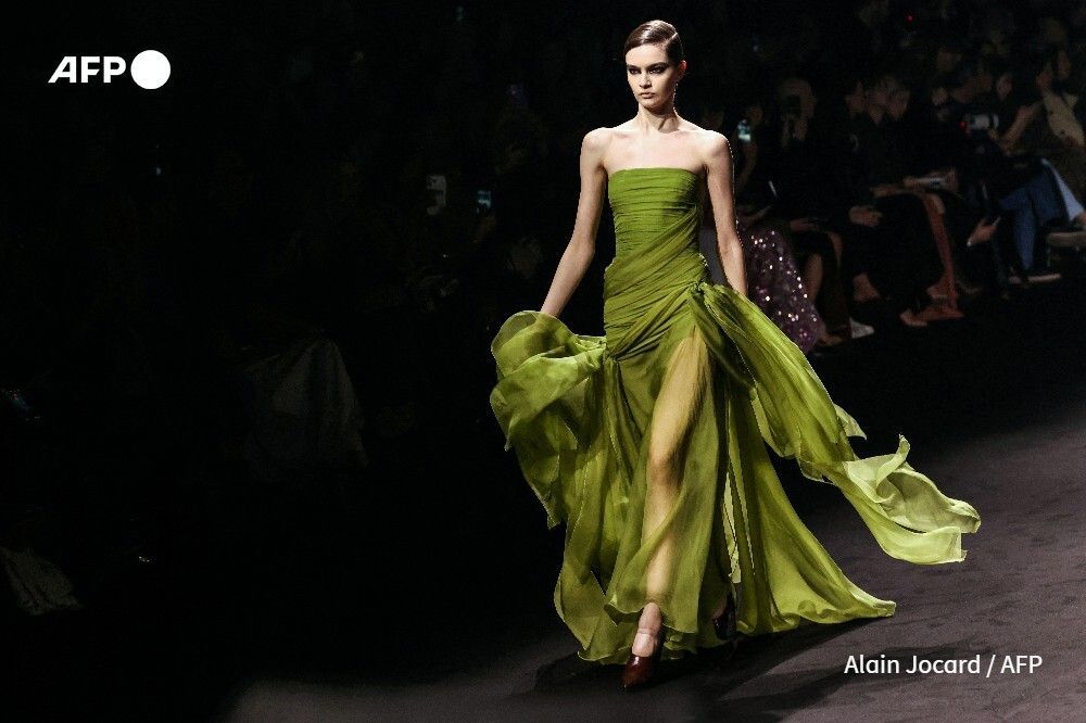 AFP's tweet image. Models present creations by Elie Saab for the Women's Ready to Wear Fall/Winter 2026-2027 collection as part of Paris Fashion Week 📷 @alainjocard 
#PFW #PARISFASHIONWEEK #FASHIONWEEK