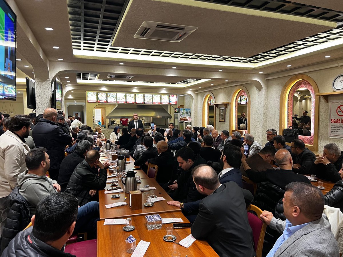 Siyasetin en güzel tarafı kalıcı dostluklara vesile olması… 

İstanbul İl Başkanlığımız döneminde beraber siyaset yaptığımız arkadaşlarımızla sahur programında bir araya geldik. 

Soframızda dostluk vardı, muhabbet vardı. En önemlisi samimiyet vardı…

Dostlarımıza her şey için